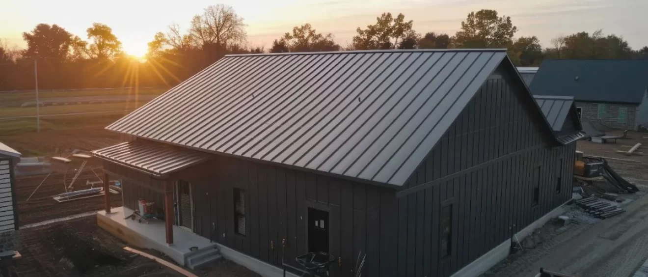 หลังคาไวนิล vs หลังคาเมทัลชีท เลือกแบบไหนคุ้มค่ากว่าระยะยาว