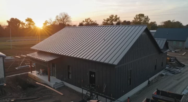 หลังคาไวนิล vs หลังคาเมทัลชีท เลือกแบบไหนคุ้มค่ากว่าระยะยาว