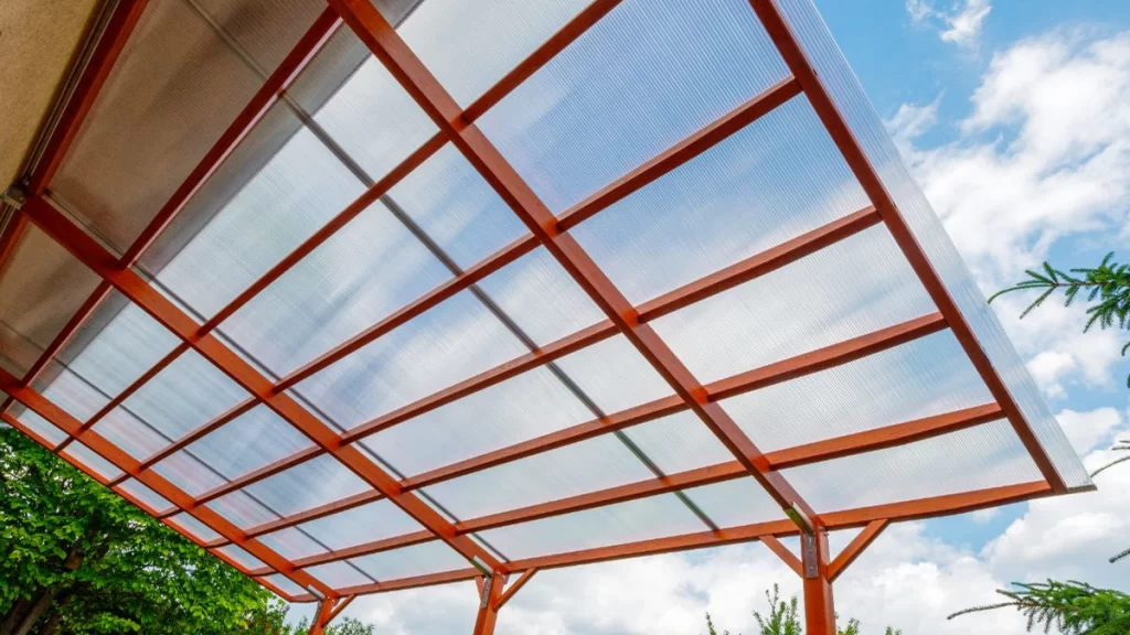 หลังคาโพลีคาร์บอเนตมีกี่แบบ? แบบตัน แบบลูกฟูก แบบกัน UV