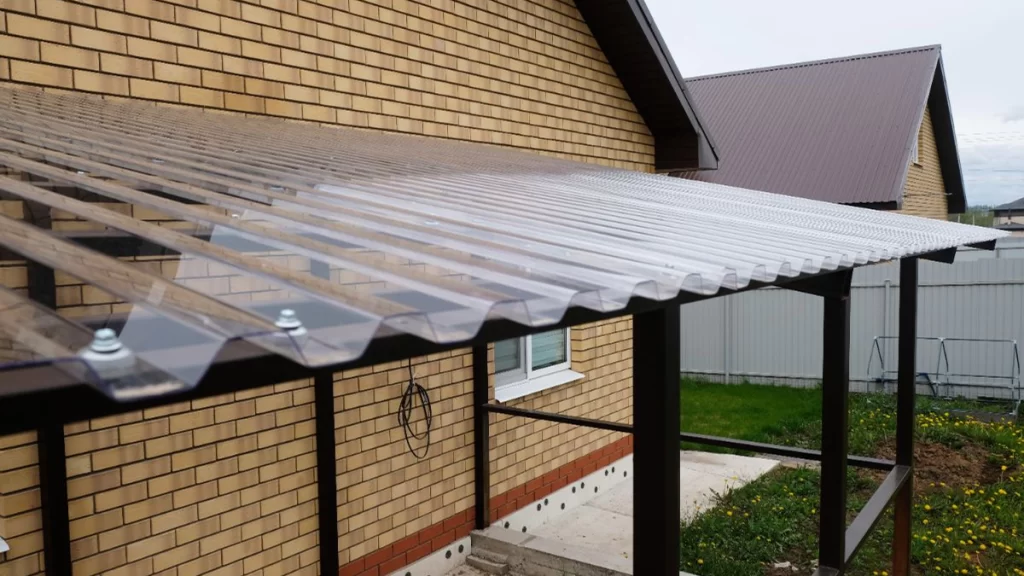 แผ่นโพลีคาร์บอเนตคืออะไร? ทำไมจึงนิยมใช้ทำกันสาด