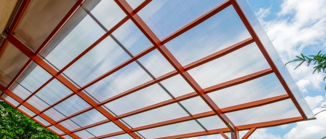 หลังคาโพลีคาร์บอเนตมีกี่แบบ? แบบตัน แบบลูกฟูก แบบกัน UV