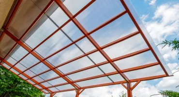 หลังคาโพลีคาร์บอเนตมีกี่แบบ? แบบตัน แบบลูกฟูก แบบกัน UV