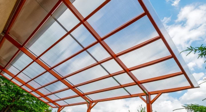 หลังคาโพลีคาร์บอเนตมีกี่แบบ? แบบตัน แบบลูกฟูก แบบกัน UV