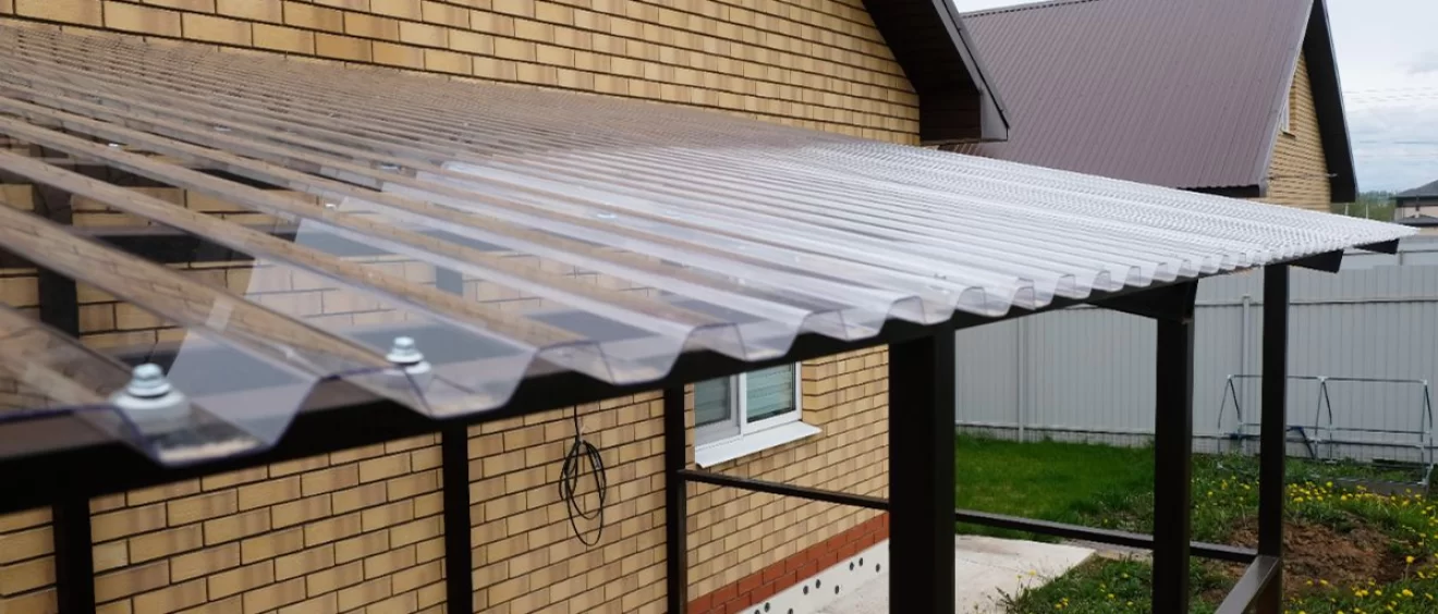 แผ่นโพลีคาร์บอเนตคืออะไร? ทำไมจึงนิยมใช้ทำกันสาด