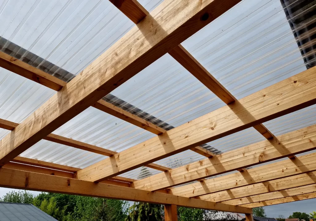 หลังคาโพลีคาร์บอเนต vs หลังคาอะคริลิค ต่างกันอย่างไร