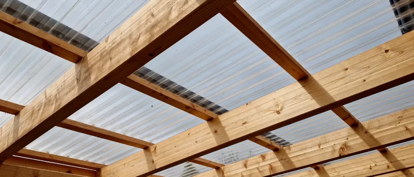 หลังคาโพลีคาร์บอเนต vs หลังคาอะคริลิค ต่างกันอย่างไร