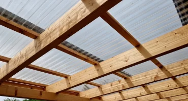 หลังคาโพลีคาร์บอเนต vs หลังคาอะคริลิค ต่างกันอย่างไร