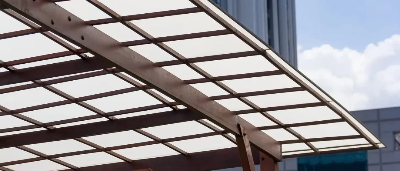 หลังคาโพลีคาร์บอเนตร้อนจริงไหม? วิธีลดความร้อนที่ได้ผล