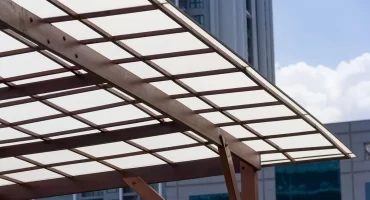 หลังคาโพลีคาร์บอเนตร้อนจริงไหม? วิธีลดความร้อนที่ได้ผล