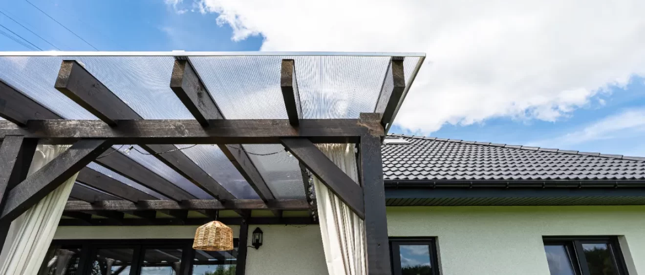 หลังคาอะคริลิคกับโพลีคาร์บอเนต เลือกแบบไหนดีกว่าสำหรับบ้านคุณ