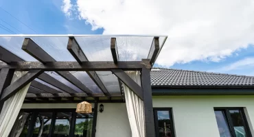 หลังคาอะคริลิคกับโพลีคาร์บอเนต เลือกแบบไหนดีกว่าสำหรับบ้านคุณ